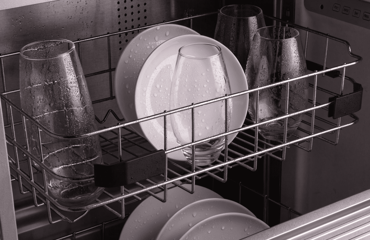 علت باقی ماندن لکه آب روی ظروف در ظرفشویی بکو و نحوه تنظیم سیستم خشک کن