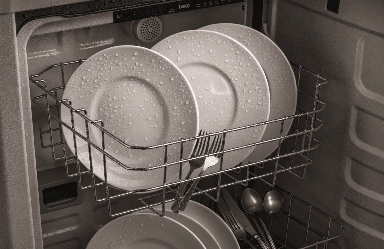 علت باقی ماندن لکه آب روی ظروف در ظرفشویی بکو و نحوه تنظیم سیستم خشک کن